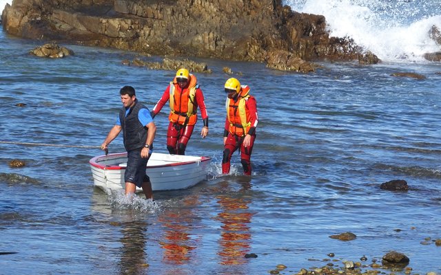 Die bootjie is deur NSRI vrywilligers tussen die rotse uitgehaal en aan wal gebring.